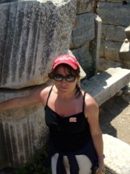 Anche la Presidente Enrica era stanca ma il cappellino resta sempre incollato alla testa